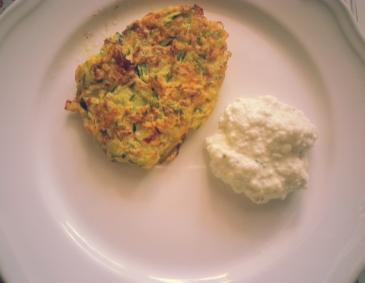 Zucchinilaibchen mit Sauerrahmdip Low carb Zucchinilaibchen mit Sauerrahmdip Low carb