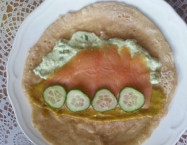 Räucherlachswrap mit Avocadocreme und Dillsenf Räucherlachswrap mit Avocadocreme und Dillsenf