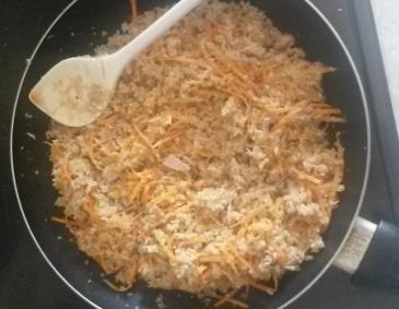 Hirse-Gemüse Pfanne mit Erdnusssauce Hirse-Gemüse Pfanne mit Erdnusssauce