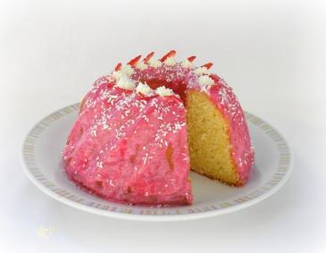 Gugelhupf mit Erdbeer-Schoko-Glasur Gugelhupf mit Erdbeer-Schoko-Glasur