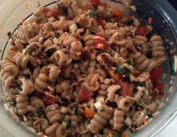 Nudelsalat mit Zucchini und Tomaten Nudelsalat mit Zucchini und Tomaten