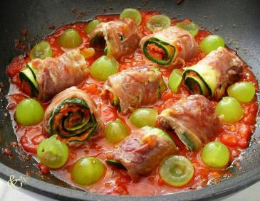 Zucchini-Röllchen mit Paprika-Tomatensauce Zucchini-Röllchen mit Paprika-Tomatensauce