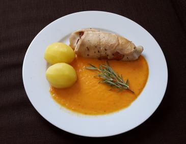 Gefüllte Putenbrust mit Paprikapüree Gefüllte Putenbrust mit Paprikapüree