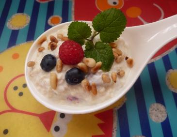Joghurt mit Beeren und Hirse Joghurt mit Beeren und Hirse