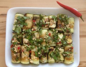 Zucchiniröllchen mit Schafkäse Zucchiniröllchen mit Schafkäse
