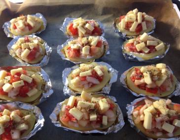 Gefüllte Kartoffelhälften mit Tomaten und Käse Gefüllte Kartoffelhälften mit Tomaten und Käse