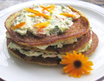 Zucchinipancakes mit Kräuterfrischkäse Zucchinipancakes mit Kräuterfrischkäse