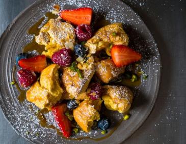 Karamellschmarren mit Mandeln und Beeren Karamellschmarren mit Mandeln und Beeren