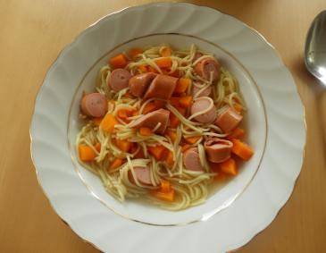 Nudelsuppe mit Frankfurter Nudelsuppe mit Frankfurter