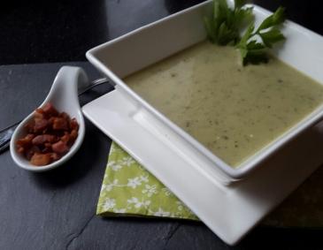 Zucchini-Cremesüppchen mit Katenspeck Zucchini-Cremesüppchen mit Katenspeck