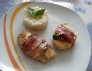 Hendlbrust im Mozzarella-Speck-Mantel Hendlbrust im Mozzarella-Speck-Mantel