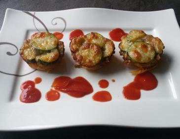 Gnocchitürmchen mit Faschiertem, Zucchini und Tomatensoße Gnocchitürmchen mit Faschiertem, Zucchini und Tomatensoße