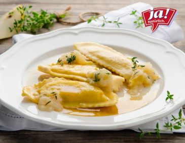 Schafsfrischkäse Ravioli mit Nussbutter und geschmorten Birnen Schafsfrischkäse Ravioli mit Nussbutter und geschmorten Birnen
