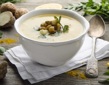 Karottensuppe mit Topinambur und Mozzarella Karottensuppe mit Topinambur und Mozzarella