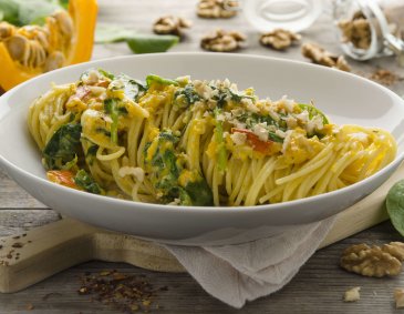 Spaghetti mit Kürbis, Walnüssen und Blattspinat Spaghetti mit Kürbis, Walnüssen und Blattspinat