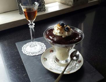Marzipan-Mousse mit Heidelbeerspiegel Marzipan-Mousse mit Heidelbeerspiegel