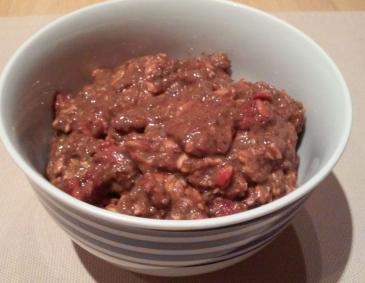 Frühstücksmüsli mit Zwetschkenpüree und Himbeeren Frühstücksmüsli mit Zwetschkenpüree und Himbeeren