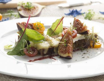 Rotweinfeigen mit Kletzenbrot und Brie Rotweinfeigen mit Kletzenbrot und Brie