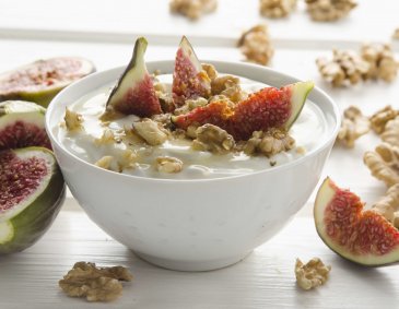 Griechisches Joghurt mit Honig, Feige und Walnuss Griechisches Joghurt mit Honig, Feige und Walnuss