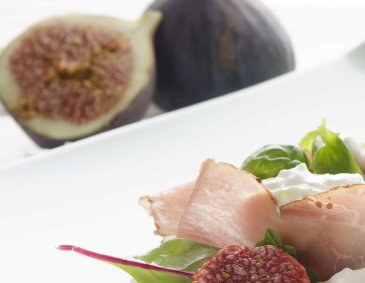 Vulcano-Schinken mit Burrata und Feigen Vulcano-Schinken mit Burrata und Feigen
