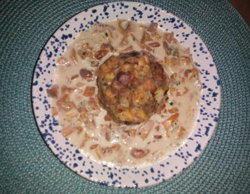 Eierschwammerlsauce mit Semmelknödel Eierschwammerlsauce mit Semmelknödel