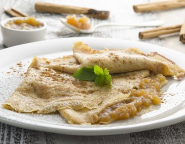 Zimt-Crêpes mit Karamell-Äpfeln Zimt-Crêpes mit Karamell-Äpfeln