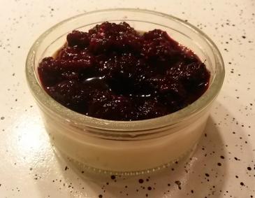 Soja-Vanille-Creme mit Beeren Soja-Vanille-Creme mit Beeren