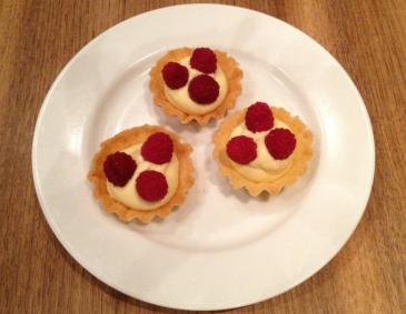 Zitronentörtchen mit Himbeeren Zitronentörtchen mit Himbeeren