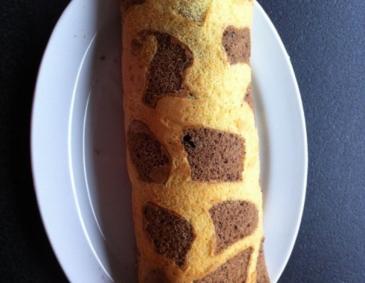 Kuhfleckenroulade mit Himbeeren Kuhfleckenroulade mit Himbeeren