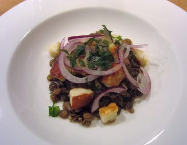 Gebratener Halloumi auf Käferbohnen Gebratener Halloumi auf Käferbohnen