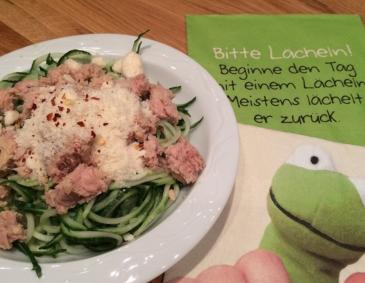 Zoodles von der Gurke mit Thunfisch und Parmesan Zoodles von der Gurke mit Thunfisch und Parmesan