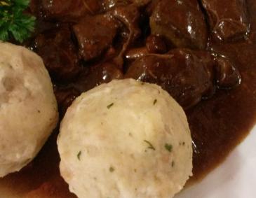 Thüringer Knödel mit Rehgulasch Thüringer Knödel mit Rehgulasch