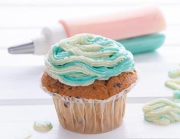 Cupcakes mit zweifärbigem Frosting Cupcakes mit zweifärbigem Frosting