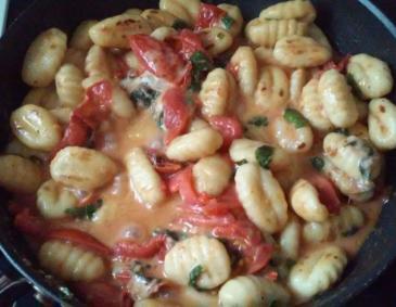 Gnocchi mit Mangold, Tomaten und Mozzarella Gnocchi mit Mangold, Tomaten und Mozzarella