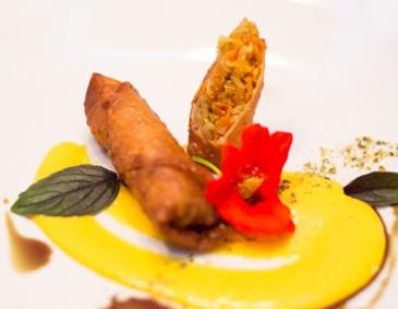 Steirische Frühlingsrolle mit Kürbis-Ingwerdip Steirische Frühlingsrolle mit Kürbis-Ingwerdip