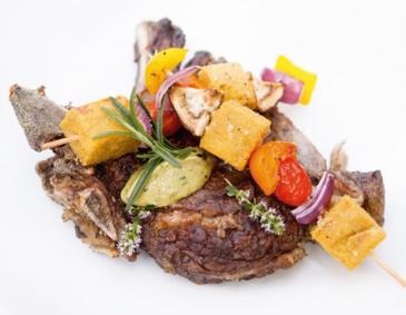 Rib Eye Steak mit Gemüsepolentaspieß Rib Eye Steak mit Gemüsepolentaspieß