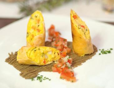 Knusprige Polentaröllchen auf Käferbohnen-Hummus Knusprige Polentaröllchen auf Käferbohnen-Hummus