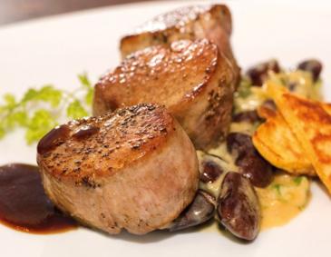 Schweinefilet auf Rahmkäferbohnen mit Polenta-Blinis Schweinefilet auf Rahmkäferbohnen mit Polenta-Blinis