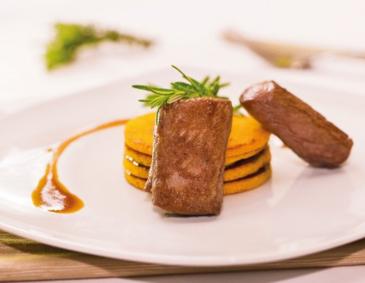 Rehrücken auf Polenta-Birnen-Millefeuille Rehrücken auf Polenta-Birnen-Millefeuille