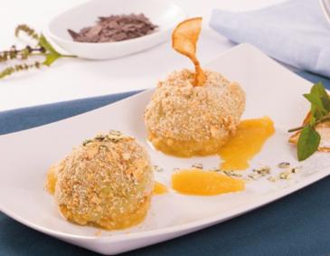 Kürbiskernöl-Nougat-Knödel auf Apfelmus Kürbiskernöl-Nougat-Knödel auf Apfelmus