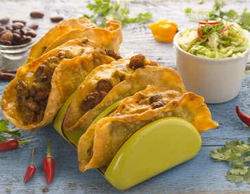 Selbstgemachte Tacos mit Bohnenfüllung Selbstgemachte Tacos mit Bohnenfüllung