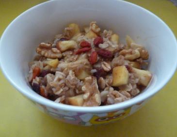 Wärmender Hafer-Apfel-Brei mit Walnüssen Wärmender Hafer-Apfel-Brei mit Walnüssen