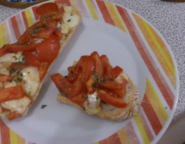 Überbackene Tomaten-Mozzarella-Sandwiches Überbackene Tomaten-Mozzarella-Sandwiches