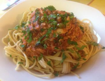Spaghetti mit Thunfisch-Oliven-Kapernsauce Spaghetti mit Thunfisch-Oliven-Kapernsauce