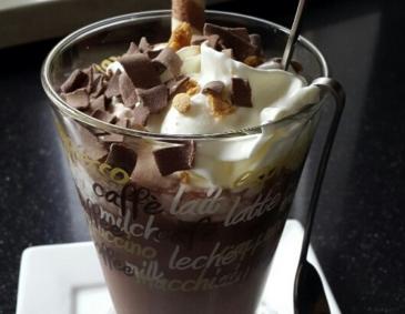 Mandeldrink mit Amaretto-Obers Mandeldrink mit Amaretto-Obers