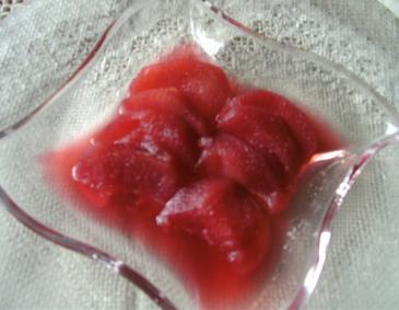 Gedünstete Apfelscheiben mit Hollerbeerensirup Gedünstete Apfelscheiben mit Hollerbeerensirup