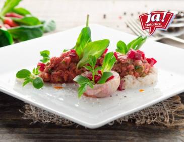 Beef Tatar vom Bio-Jungrind mit Rote-Rüben-Chutney Beef Tatar vom Bio-Jungrind mit Rote-Rüben-Chutney