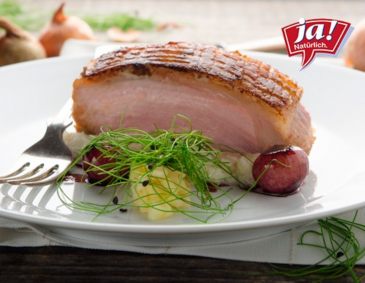 Gebratener Stroh-Schweinerücken mit Schwarzer-Rettich-Püree Gebratener Stroh-Schweinerücken mit Schwarzer-Rettich-Püree