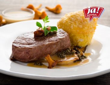 Weidejungrind-Steak mit Pfeffersauce, Eierschwammerl und Erdäpfelflan Weidejungrind-Steak mit Pfeffersauce, Eierschwammerl und Erdäpfelflan