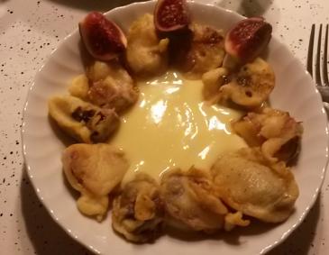 Schokoladen-Beignets von frischen Feigen in Vanille-Kardamom-Soße Schokoladen-Beignets von frischen Feigen in Vanille-Kardamom-Soße